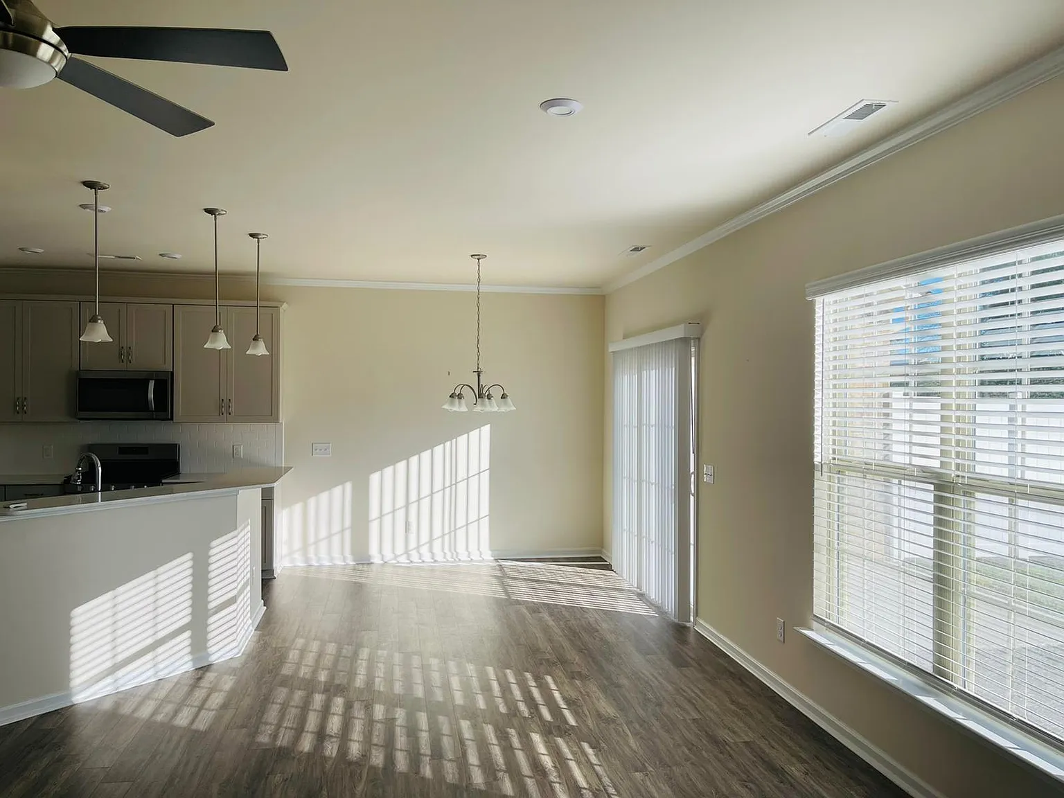 3 bed, 1958 sqft, $2,500 — Photo 4