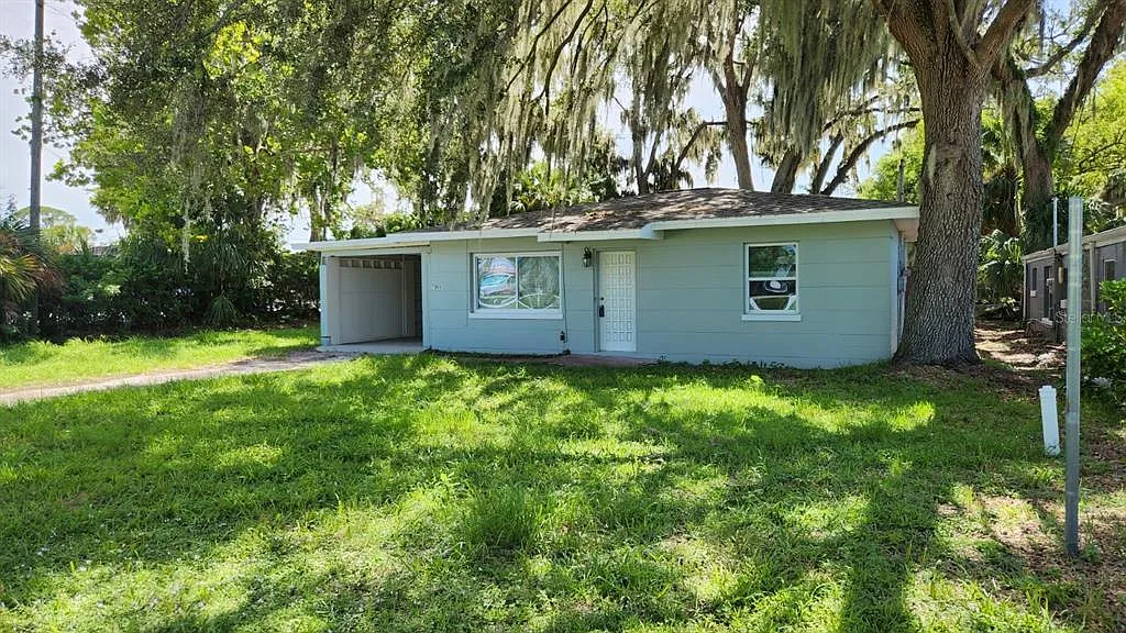 3 bed, 1.0 bath, 1044 sqft, $1,900 — Photo 1