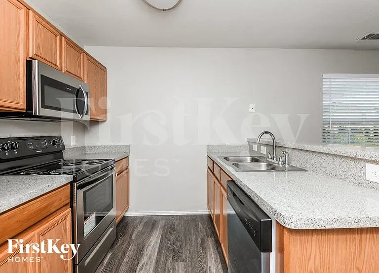 1604 Alcazar Plz — Photo 6
