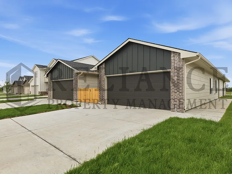 202 N Gowen St — Photo 2