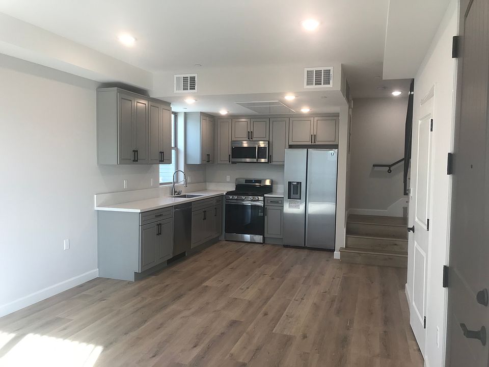 1st image of 5120 Cahuenga Blvd #105