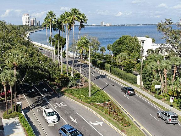 3rd image of 4907 Bayshore Blvd Unit 105