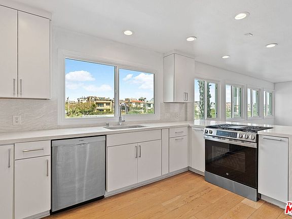 5th image of 29 Lighthouse St #2