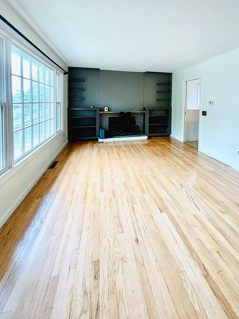 5 bedroom, 1.75 bathroom house (29 East Terrace) — Photo 4