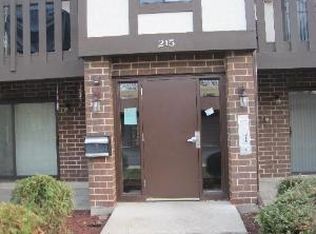 215 Uteg St APT A, Crystal Lake, IL 60014