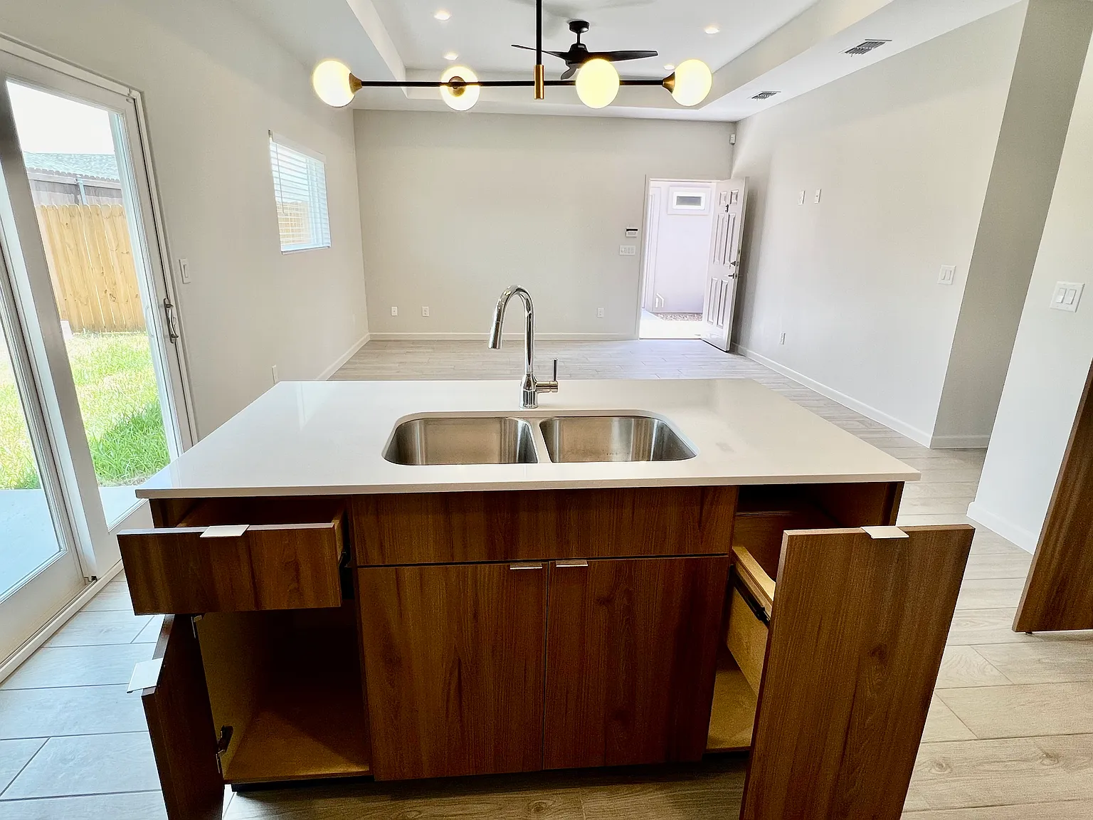 3 bed, 1180 sqft, $1,550 — Photo 3