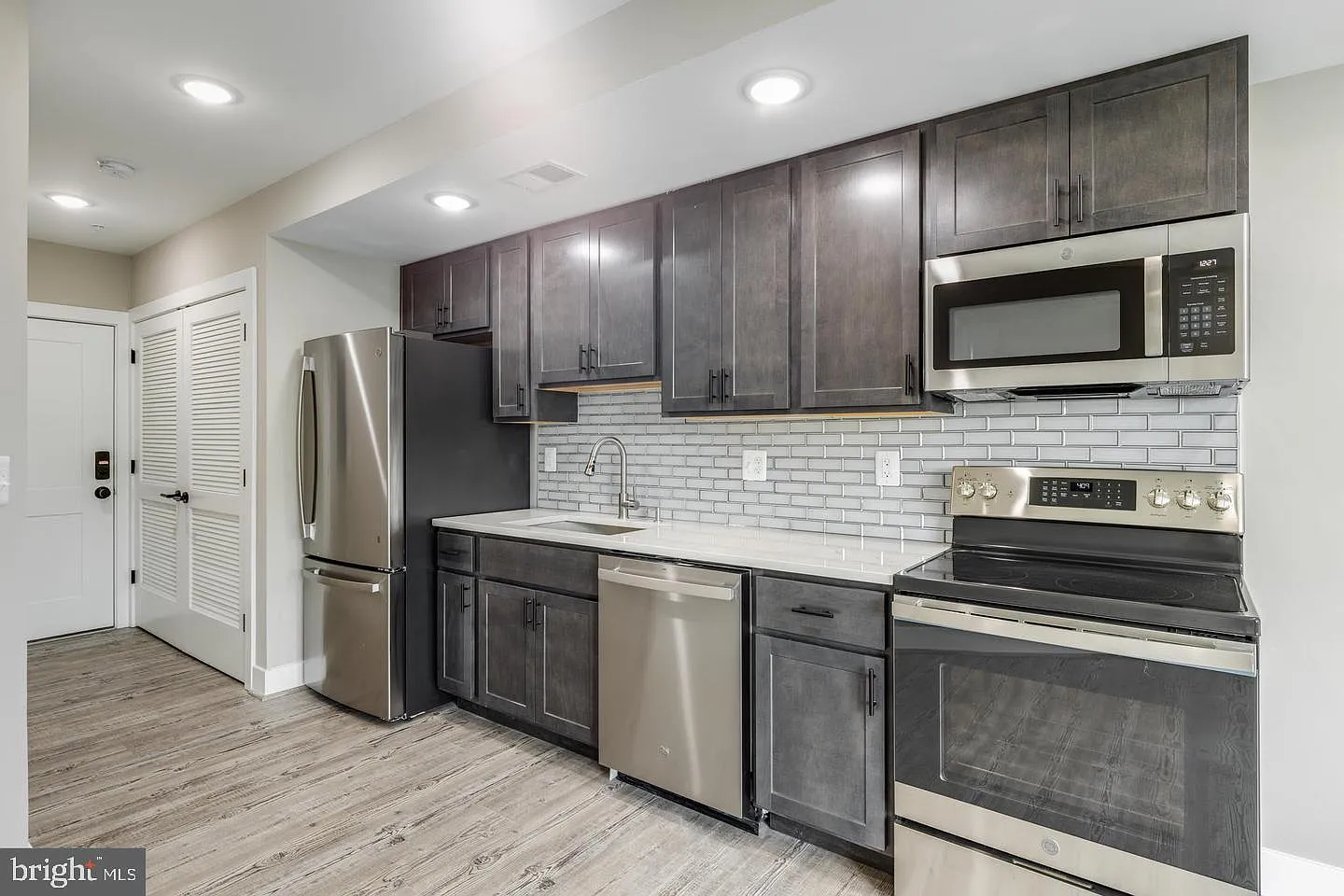 2 bed, 2.0 bath, 724 sqft, $2,500 — Photo 3