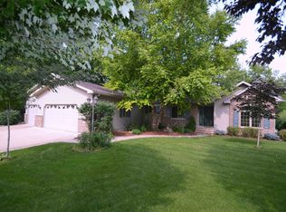 805 Lakeview Dr, Cedar Falls, IA 50613