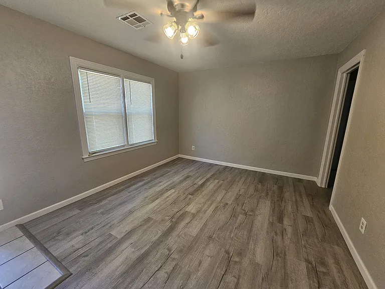 1446 NW 22nd St — Photo 3
