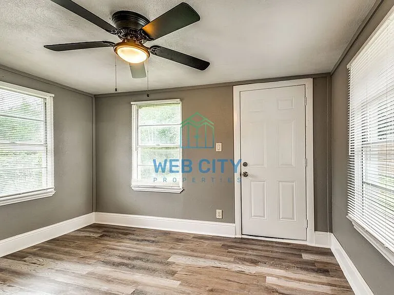 3907 Roberts Ave — Photo 9