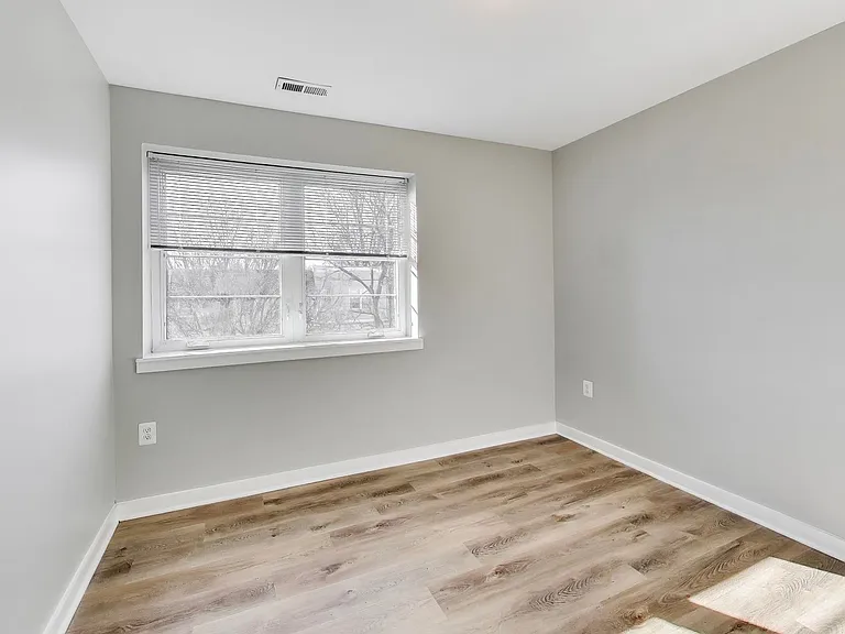 622-624 Girard St NE — Photo 8