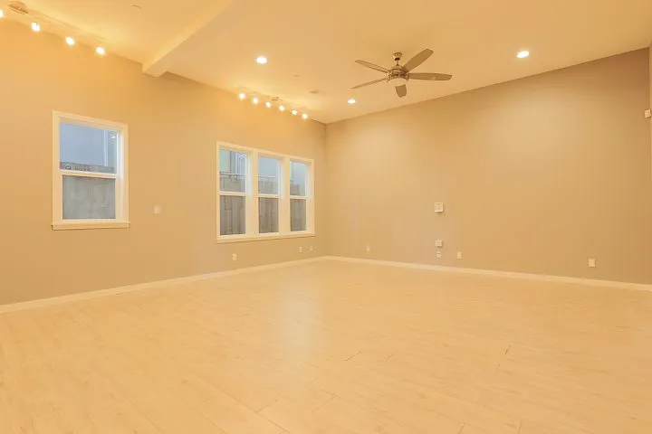 1 bed, 735 sqft, $2,299 — Photo 2