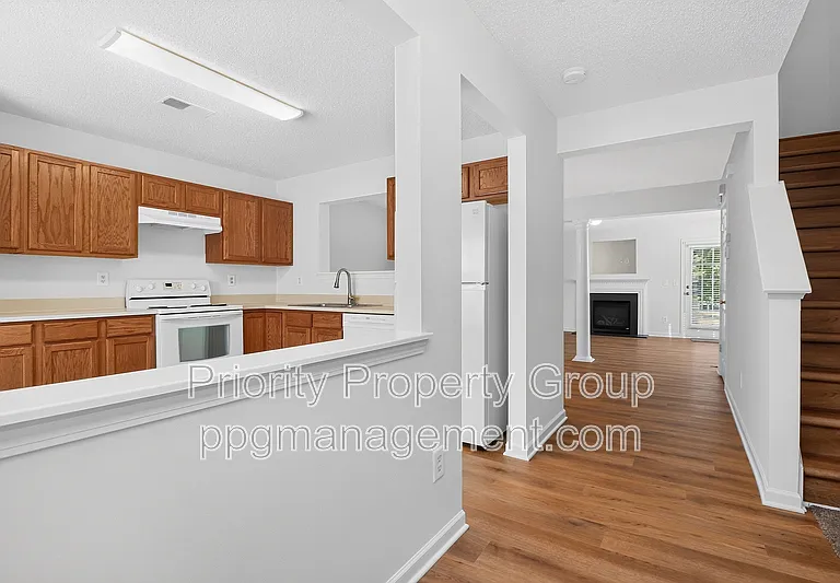 3204 Barons Court Rd — Photo 2