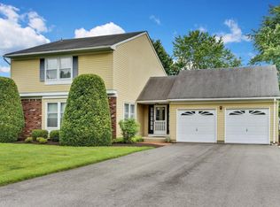 33 Alexandria Dr, Manalapan, NJ