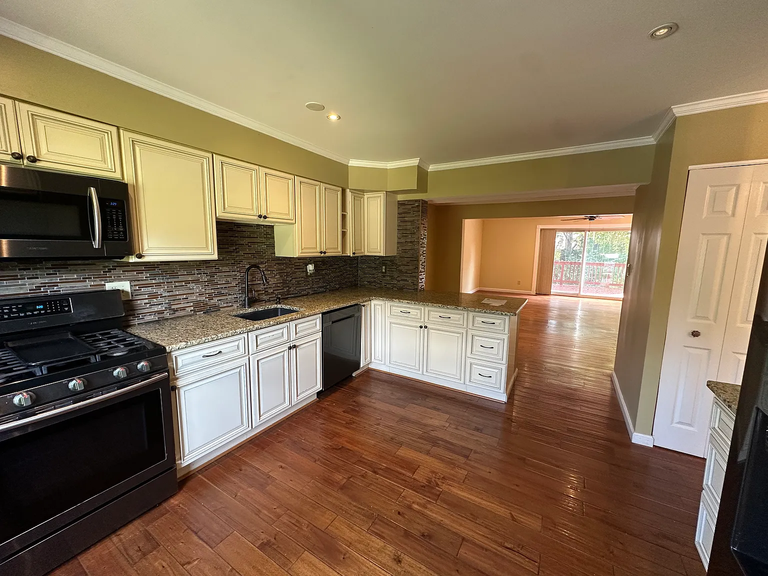 4 bed, 3.5 bath, 2000 sqft, $2,850 — Photo 3