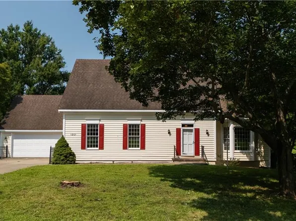 1201 9th St, Baldwin City, KS 66006