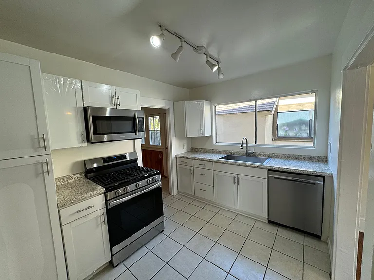 1183 N Normandie Ave — Photo 6