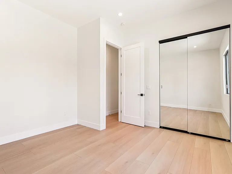 8010 Lloyd Ave — Photo 10