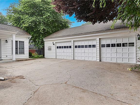 3rd image of 300 W 66th St