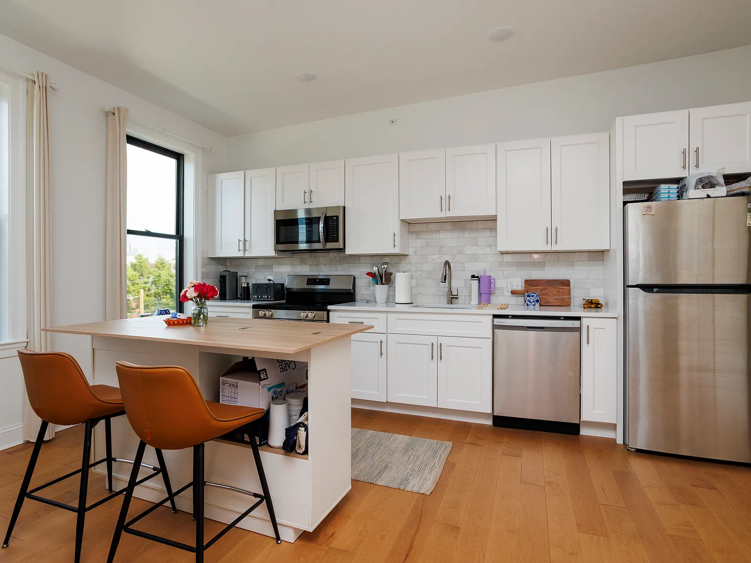 2 bed, 920 sqft, $2,350 — Photo 1