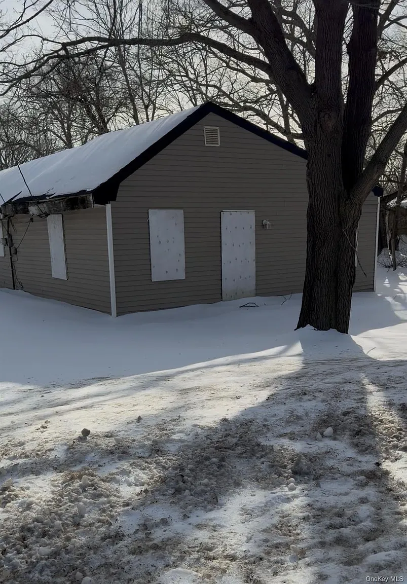 182 Frowein Road photo 1
