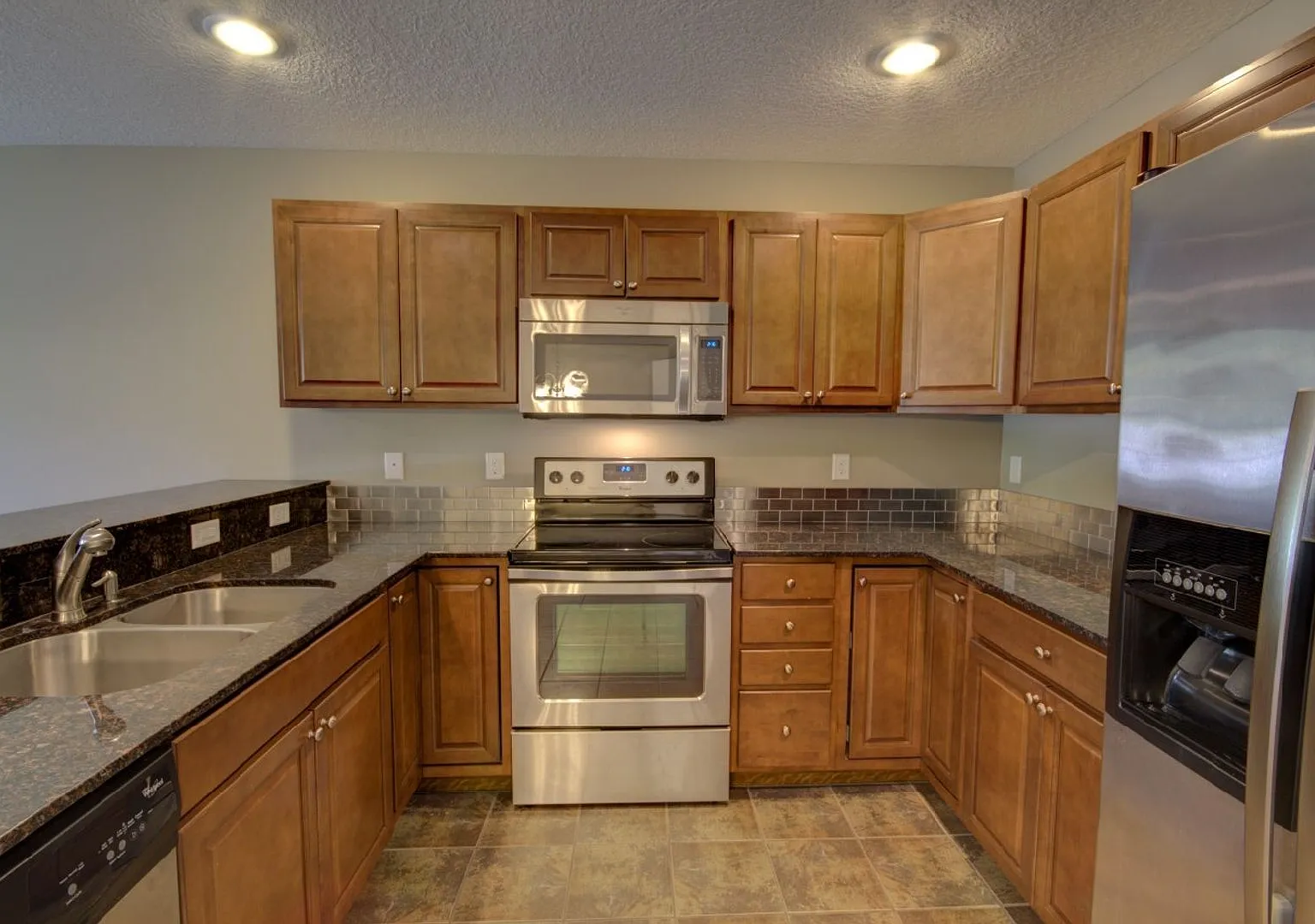 Gorgeous 3 Bedroom Townhome — Photo 3