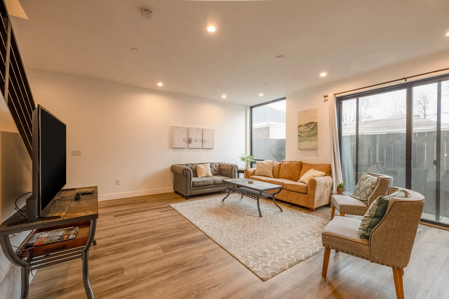 3 bed, 2.0 bath, 1819 sqft, $5,248 — Photo 3