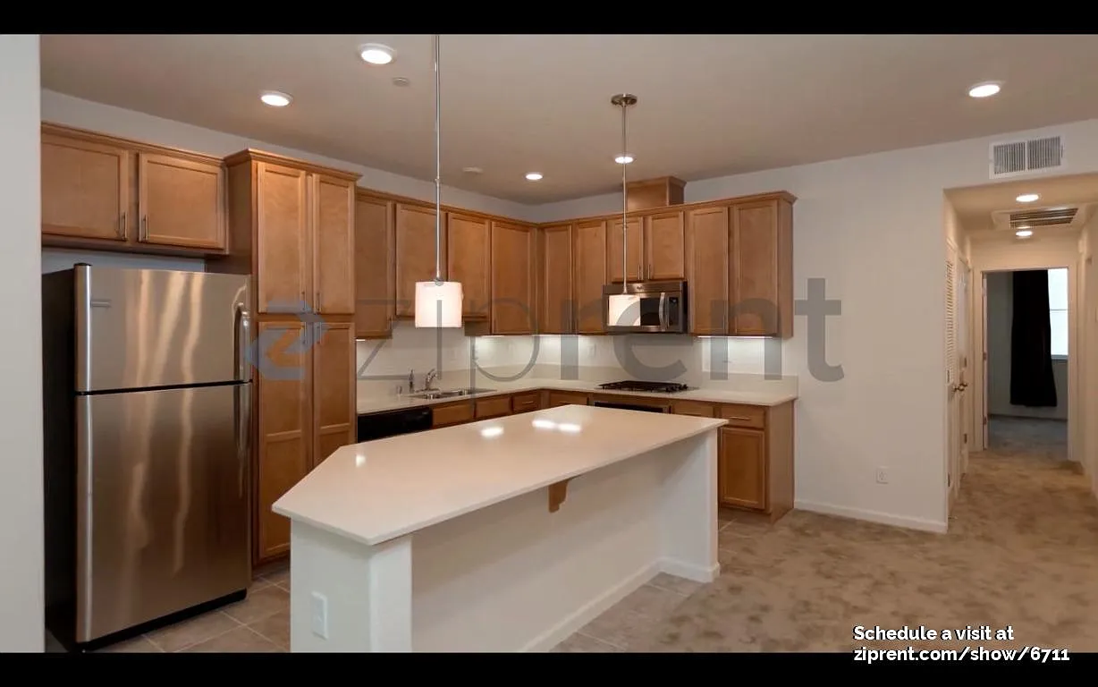 3 bed, 951 sqft, $3,100 — Photo 1