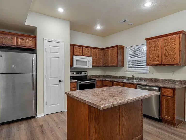 813 E Daniels St — Photo 5