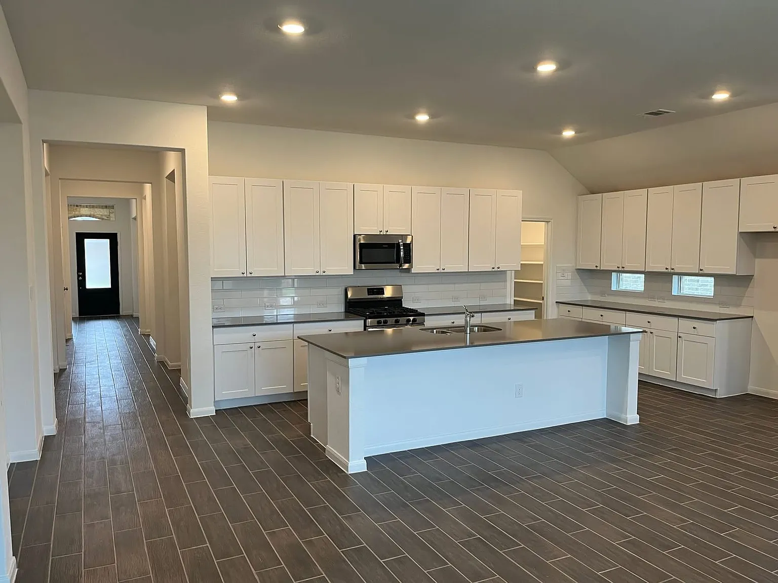 4 bed, 2368 sqft, $2,350 — Photo 2