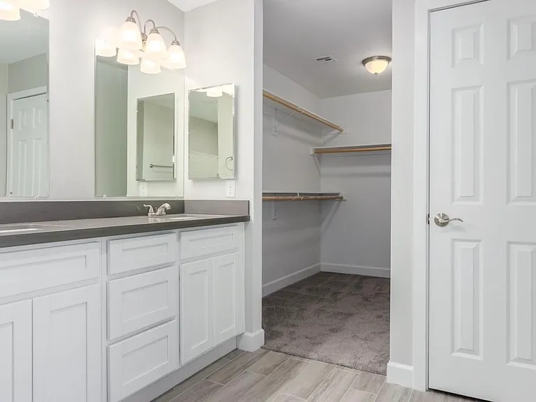 1006 E Odeum Ln — Photo 5
