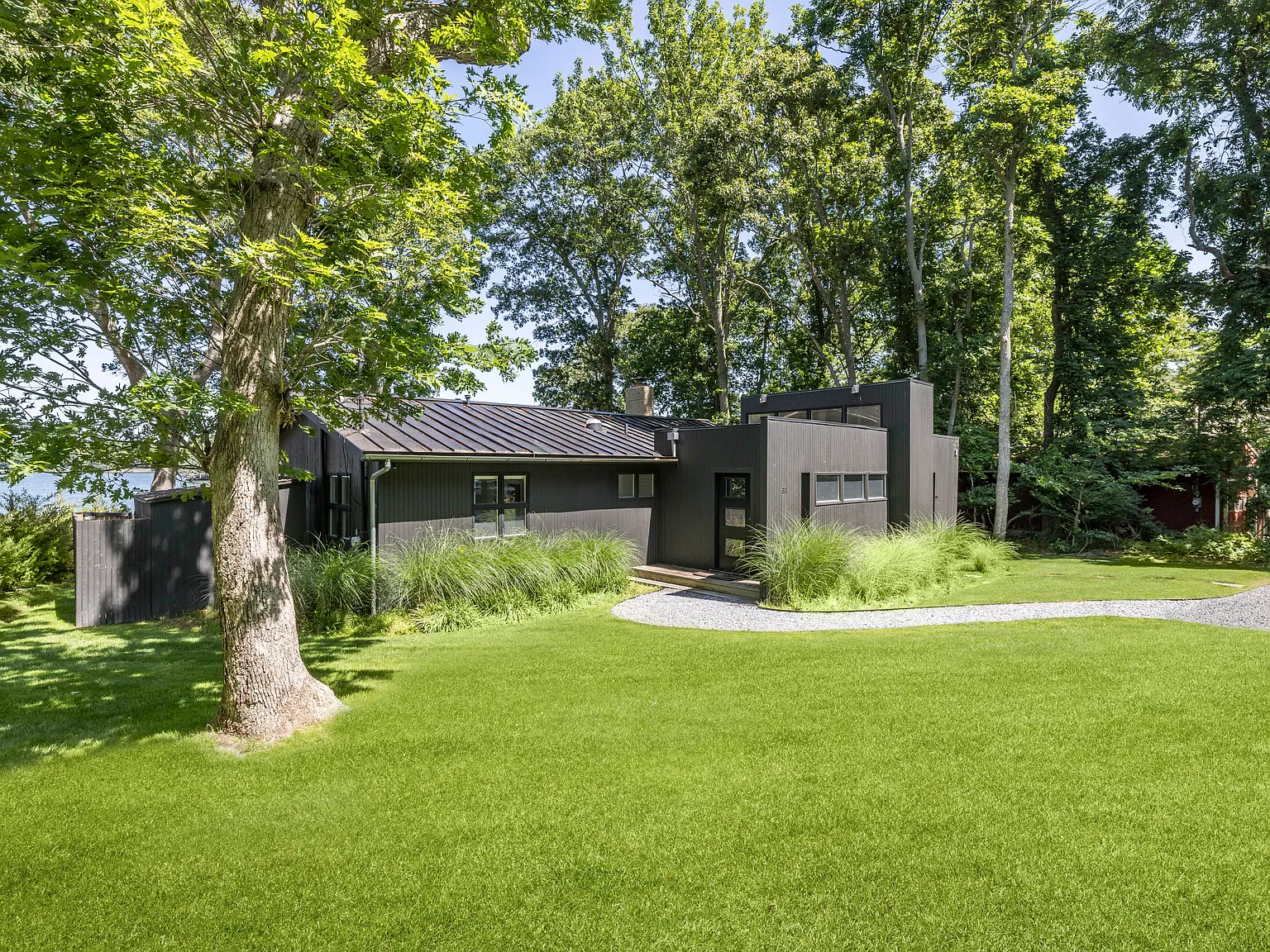 Sag Harbor Village Modern Waterfront — Photo 2