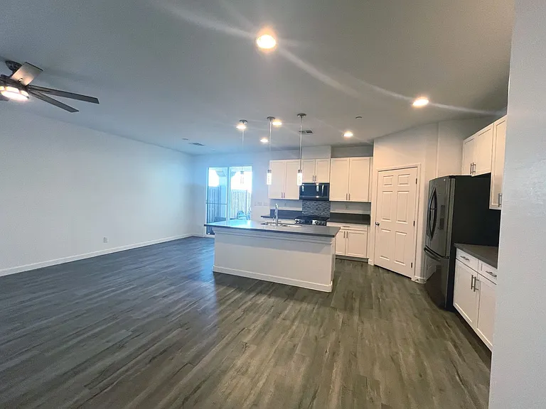 1533 Franklin Ln — Photo 8
