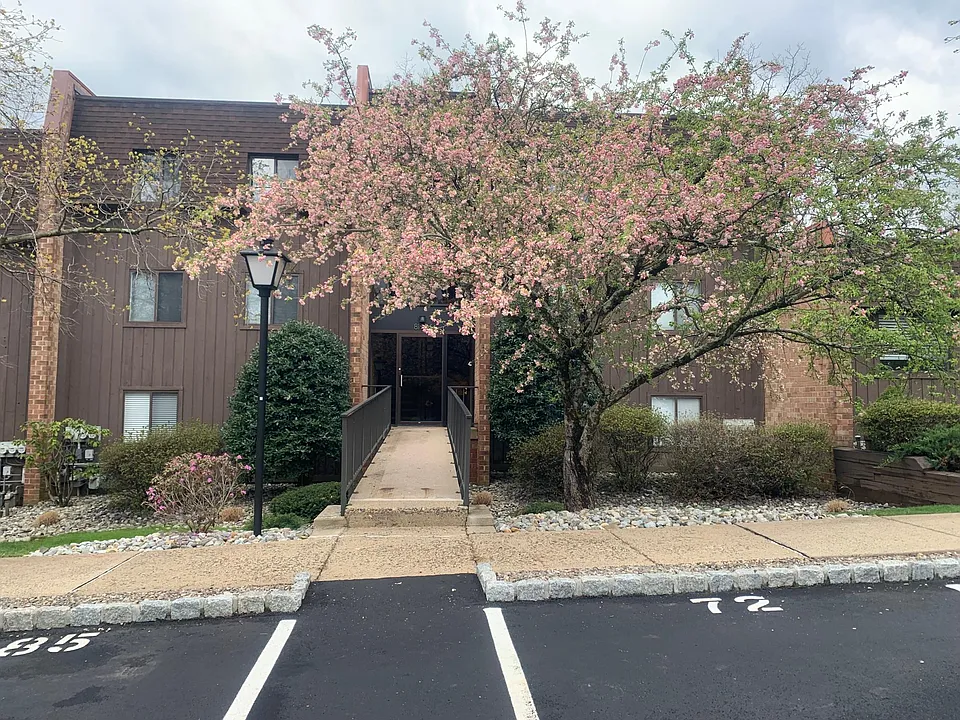 85 Hermitage Dr