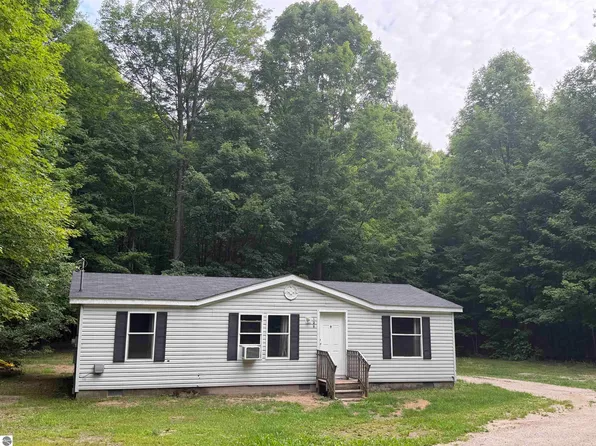 129 Pinecrest Dr, Beulah, MI 49617