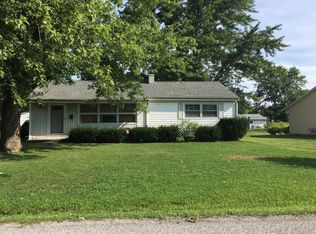 702 W 5th St, Flora, IL 62839