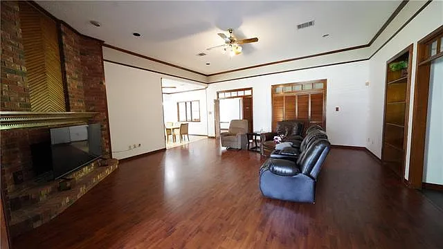 4 bed, 2.0 bath, 2050 sqft, $2,800 — Photo 4