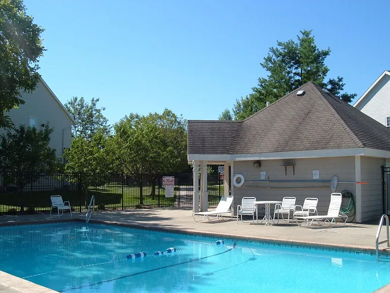 Ashworth Pointe & Foxboro Townhomes — Photo 35