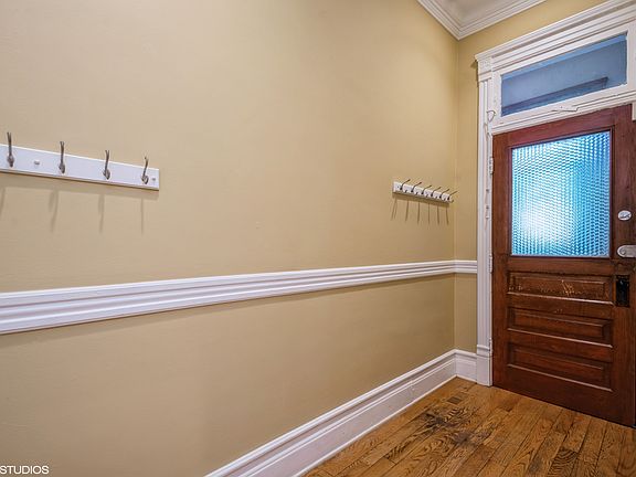 2nd image of 927 W Newport Ave APT 1