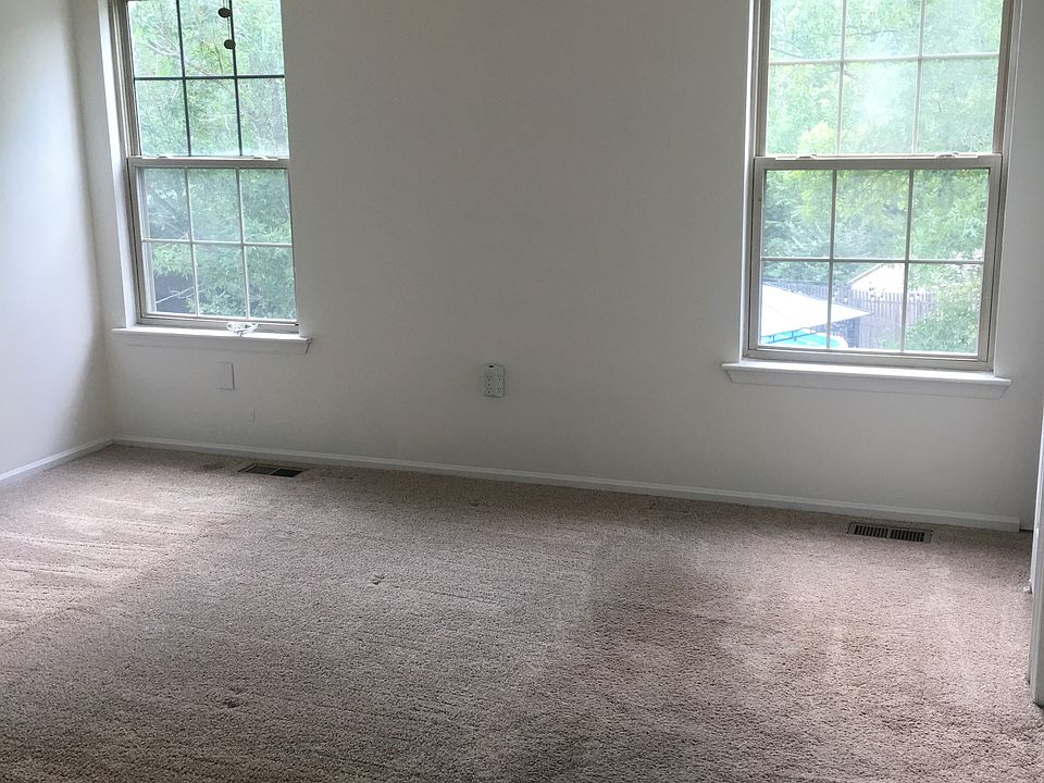 1st image of 8 Ravenwood Ct