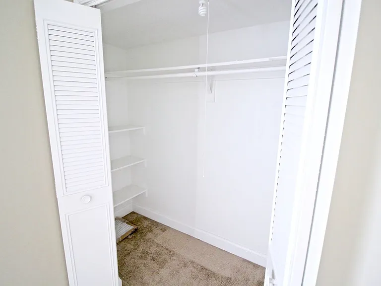 Plaza La Belle Apartments — Photo 31