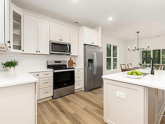4th image of 3260 Yorkshire Cir