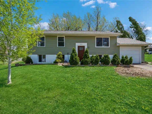 3219 Stratford Ln SW, Cedar Rapids, IA 52404