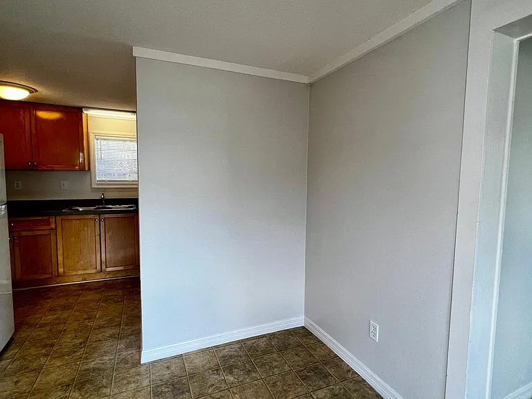 1219 1/2 Holly Ave — Photo 5