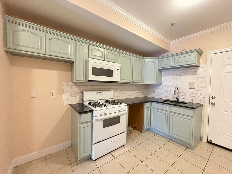 180 Ferry St #4A