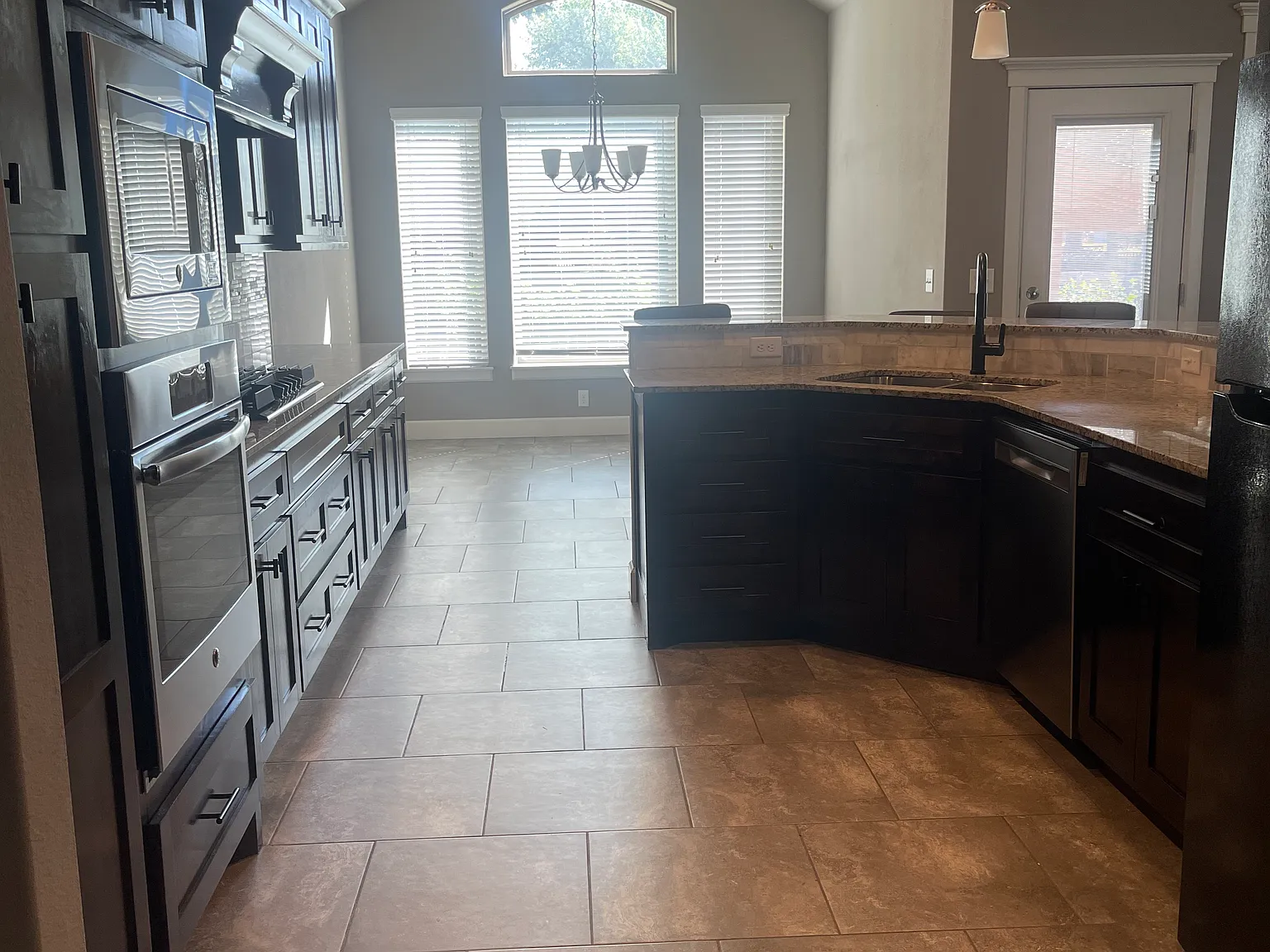 4 bed, 2.5 bath, 2470 sqft, $3,000 — Photo 1