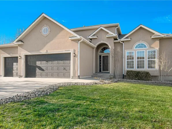 10224 N Willow Ave, Kansas City, MO 64157