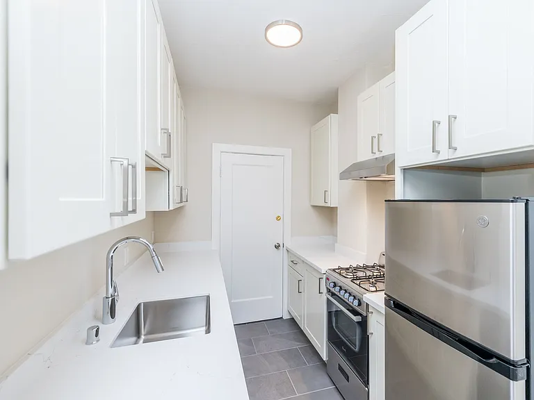 421 Van Dyke — Photo 9