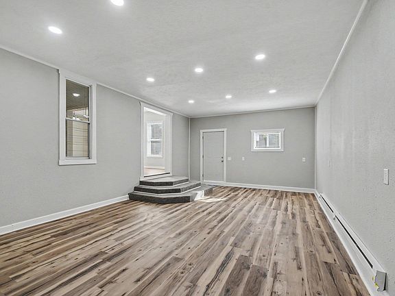 4th image of 745 Allen St