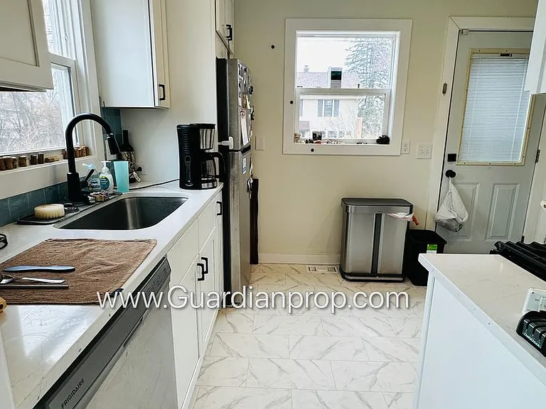 2700 Quentin Ave — Photo 8